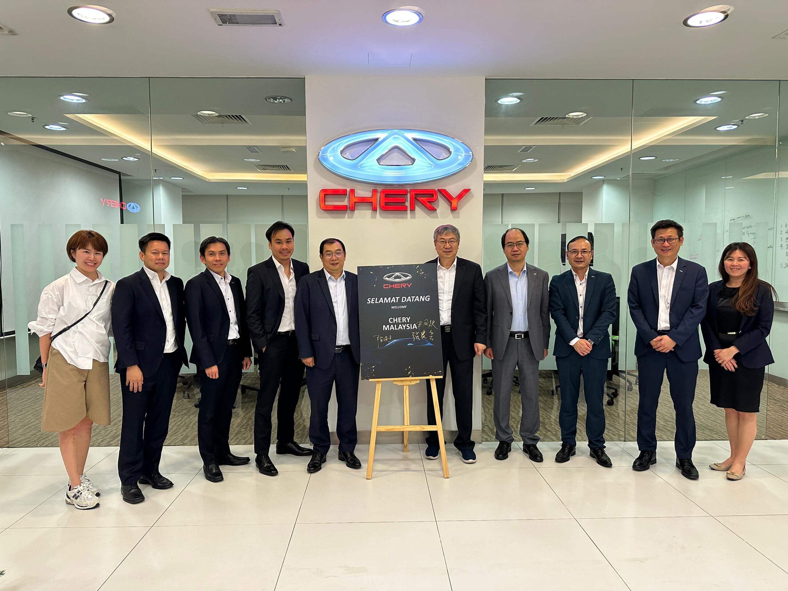 CHERY Malaysia Presents Omoda E5, a Landmark in Electric Mobility to Minister of International Trade (MITI) of Malaysia